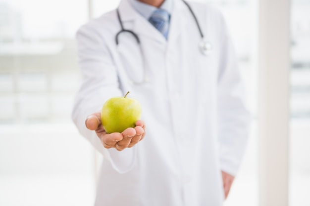 Medico in possesso di una mela