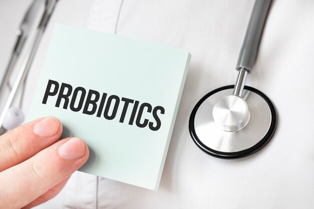 Foto medico che tiene la carta nelle mani e che indica la parola probiotici