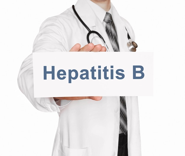 Доктор держит карту с гепатитом B, медицинская концепция