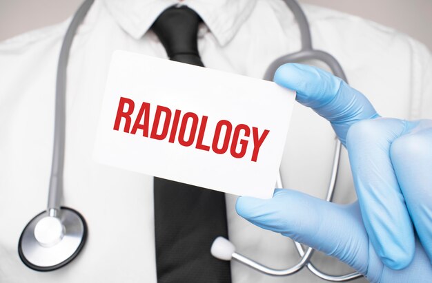 RADIOLOGY, 의료 개념이 있는 카드를 들고 있는 의사