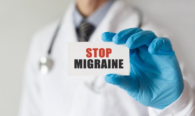 Доктор держит карту с текстом Stop Migraine, медицинская концепция