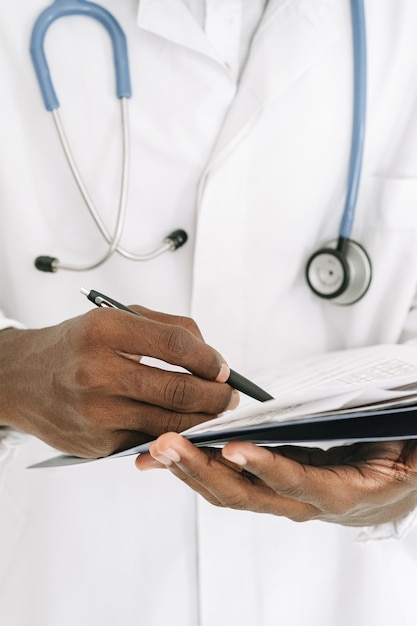 Photo doctor holding a clipboard