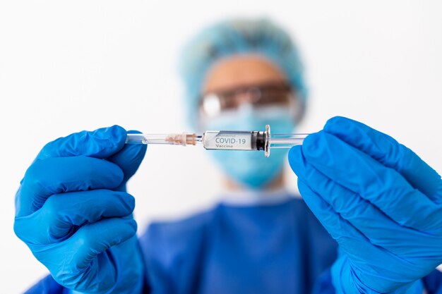 Доктор держит в руках вакцину от коронавируса