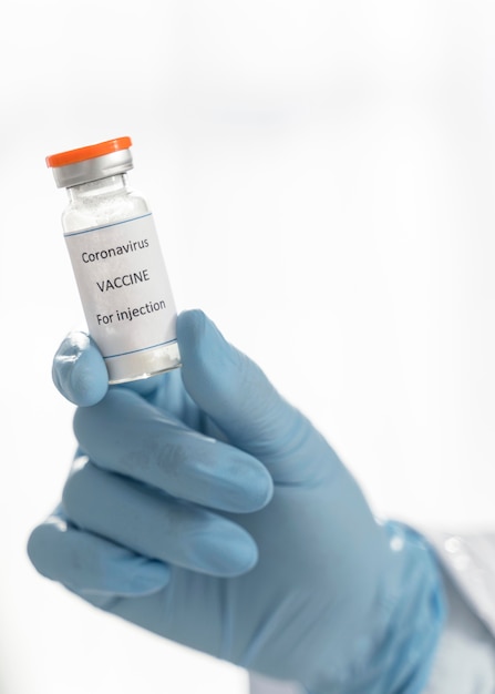 Foto medico in possesso di un destinatario del vaccino contro il coronavirus