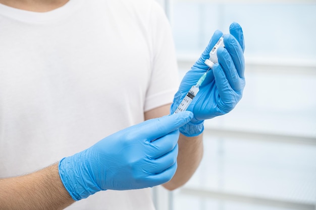 Photo doctor holding covid 19 vaccine