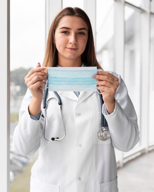 Photo doctor holding face mask at the clinic