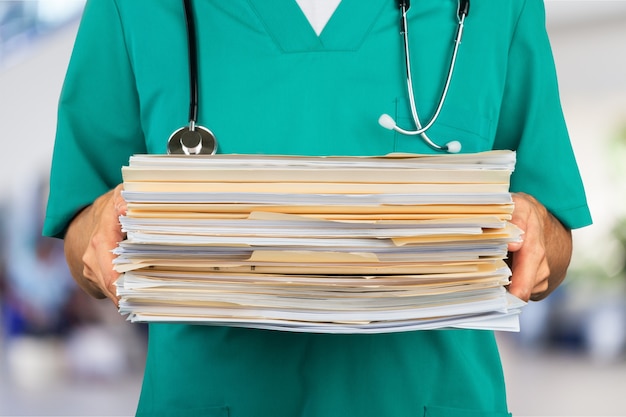 Photo doctor holding medical files