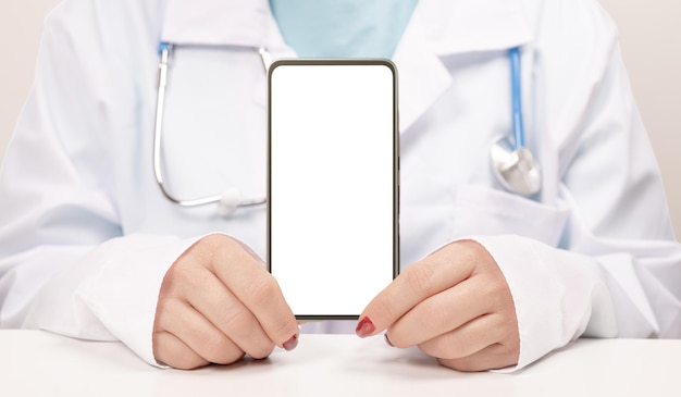 의료 앱으로 모형 스마트폰을 들고 있는 의사 전자 처방 모바일 의학 앱
