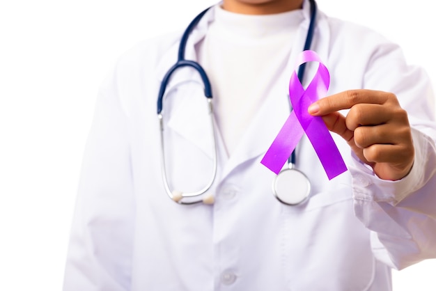 Photo doctor holding purple ribbon in hand