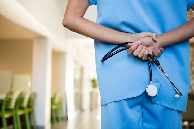 Foto stetoscopio della holding del medico in ospedale