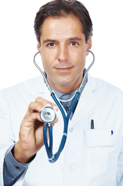 건강 검진을 위해 청진기를 들고 있는 의사 건강 검진을 위해 청진기를 들고 있는 성숙한 남자 의사의 초상화