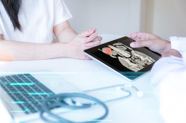 患者を検査するために腹部のX線画像を見る