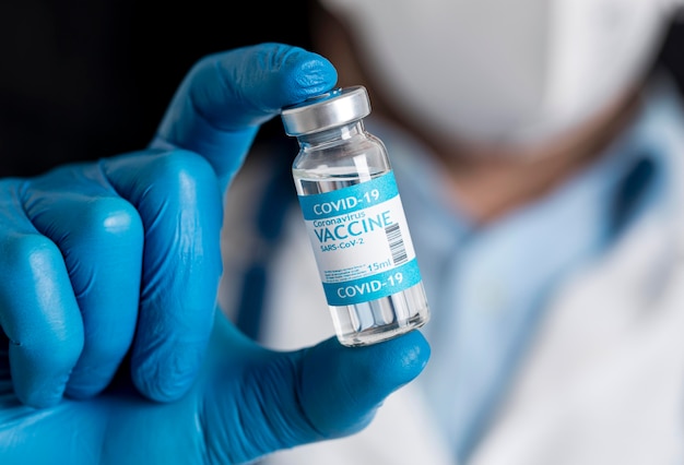 사진 코로나 바이러스 백신을 들고 의사