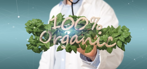 Доктор держит деревянный логотип 100% органический с листьями вокруг
