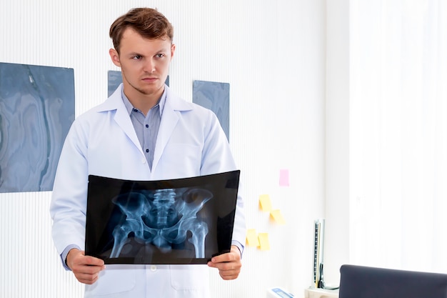 Photo doctor holding x-ray in the hopital room