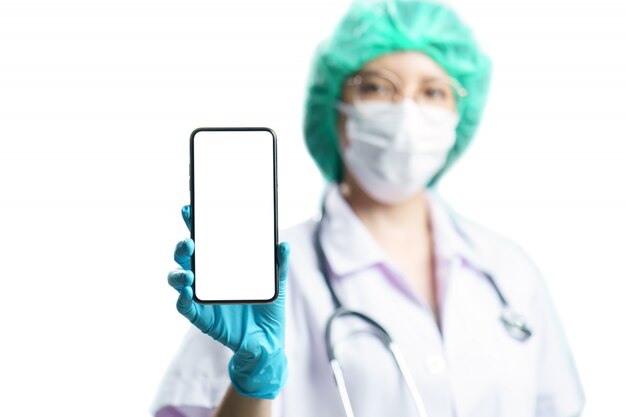 Doctor in uniform met een smartphone