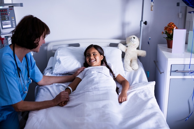 Photo doctor interacting with patient