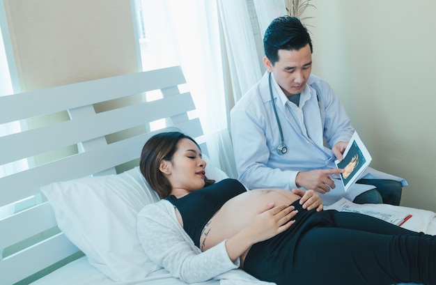 Photo the doctor is diagnosing pregnant women.