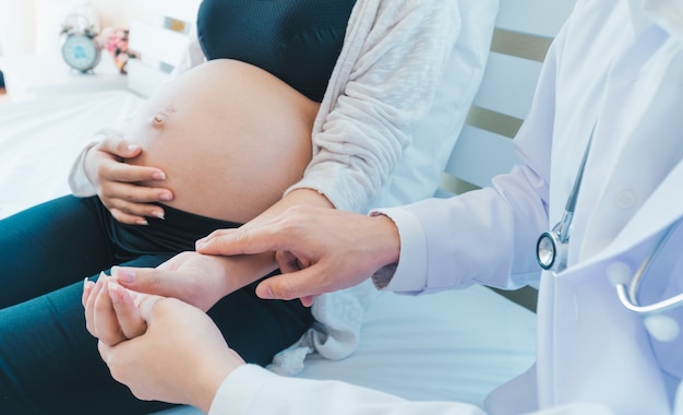 Il dottore sta diagnosticando le donne incinte.