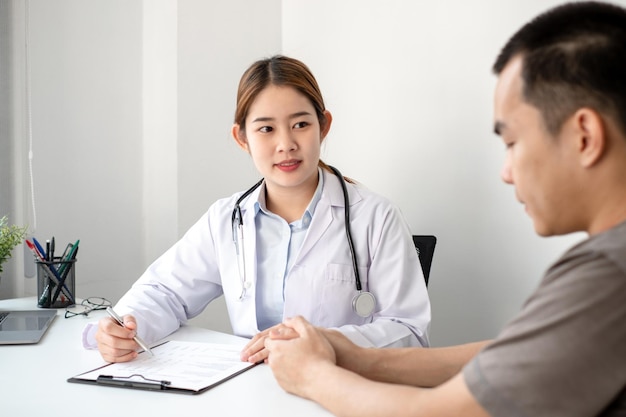 Photo the doctor is explaining the treatment method to the male patient in the hospital