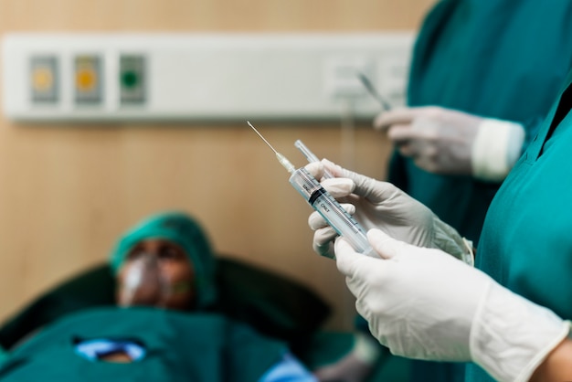 Foto il medico sta preparando un colpo di siringa