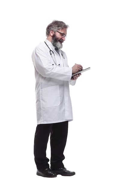 Доктор - терапевт с буфером обмена, изолированным на белом