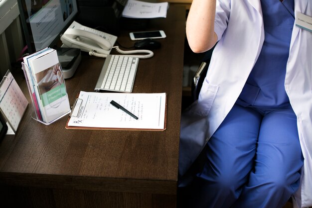 Foto il dottore sta lavorando all'ospedale