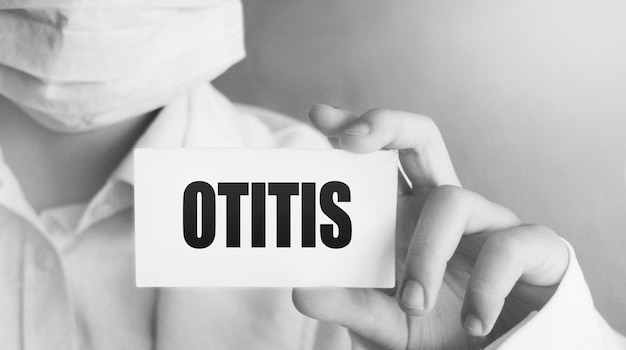 의사는 Otitis Selective focus Medical 개념이라는 이름의 카드를 보관합니다.