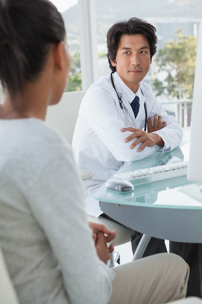 Photo doctor listening to his patient