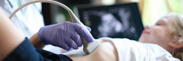Фото Врач делает узи брюшной полости для девочки с помощью сканера в диагностической клинике
