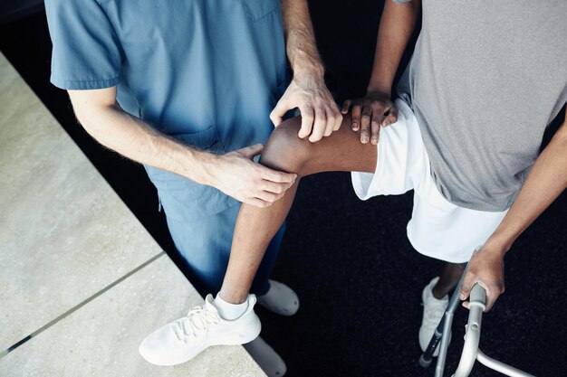 Photo doctor making massage of injury leg