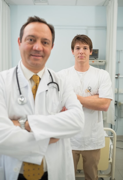 Photo doctor and a male nurse crossing their arms