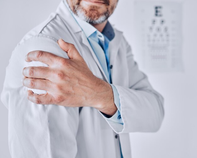 写真 医師男性は、病院でのマッサージによる筋肉の骨や関節の緊急事態または事故で、診療所での検眼の仕事でストレス損傷疲労と燃え尽き症候群を伴う肩の痛みと手の痛みを伴う