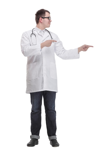 顔に笑顔で孤立した白い背景の上に立っているコートと聴診器を身に着けている医者の男