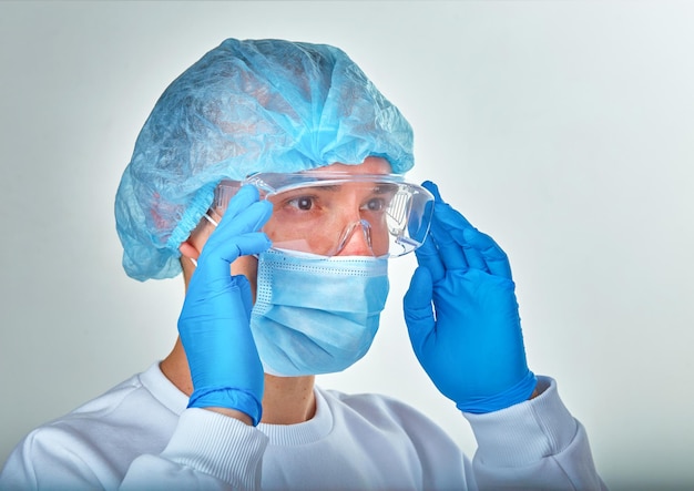 Photo doctor in mask holding his head medical background