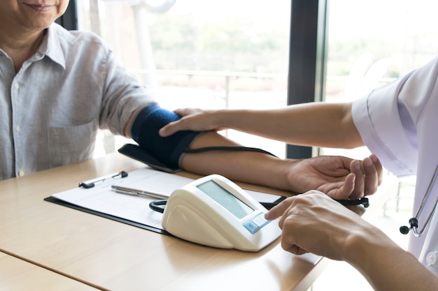 Foto il medico ha misurato la pressione del paziente con un manometro.