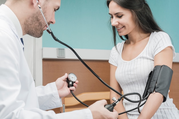 Photo doctor measuring pulse for woman