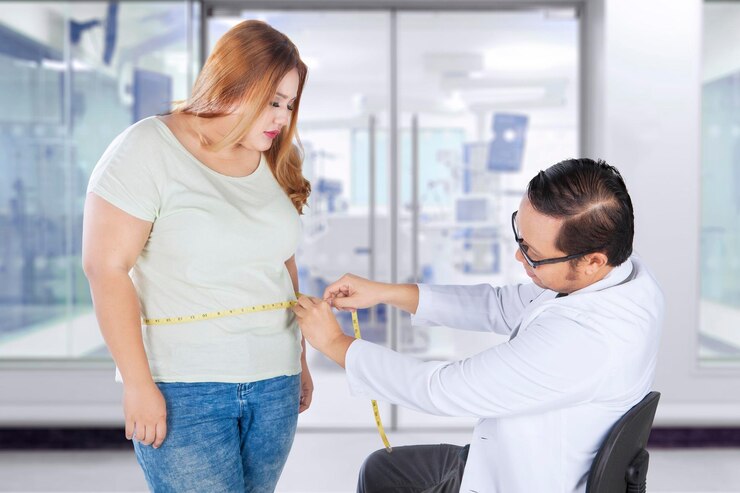 Doctor measuring woman abdomen