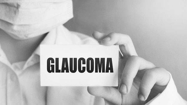 Foto medico in abiti medici su sfondo chiaro con il testo glaucoma focus selettivo concetto medico