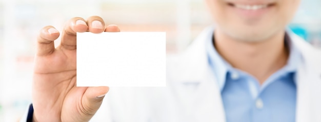Medico o lavoratore medico che mostra il biglietto da visita in bianco