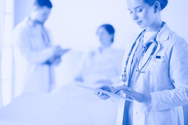 Photo doctor or nurse talking to patient in hospital