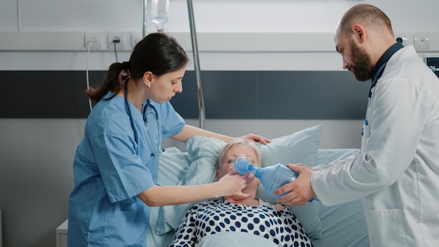 Foto dottore e infermiere che trattano un paziente in ospedale