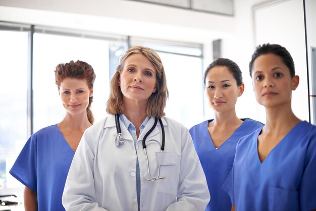 Foto infermieri medici e ritratto del gruppo ospedaliero o leadership femminile nel team clinico o chirurghi per la diversità nell'assistenza sanitaria professionista del benessere e lavoro di squadra o collaborazione e studente di medicina