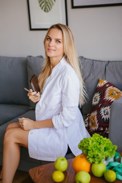 Photo doctor nutritionist sits in the office leading the reception