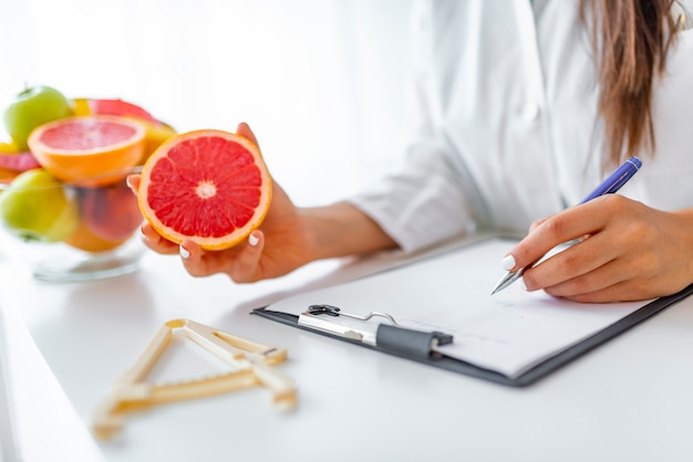 Foto anamnesi del medico nutrizionista in ufficio.