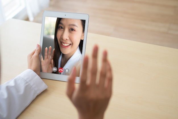 Foto videoconferenza online del medico con il paziente per monitorare e chiedere i sintomi della malattia e dare consigli e consulenze su come prendersi cura del concetto di salute, telemedicina e telemedicina.