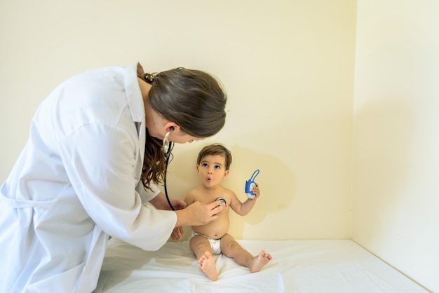写真 病院で赤ちゃんのチェックアップをしている医師