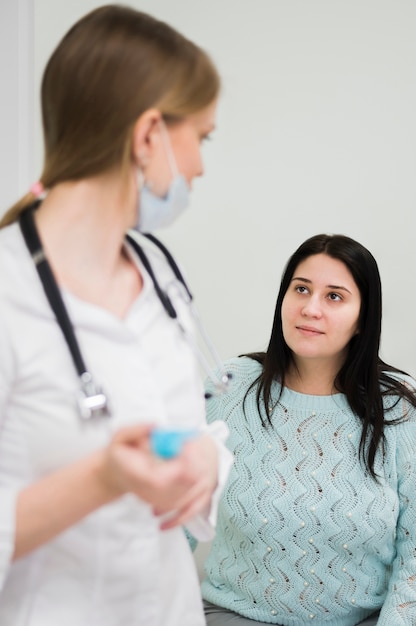 Photo doctor and patient discussing