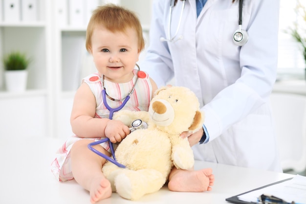 Medico e paziente felice bambino carino all'esame di salute concetto di medicina e assistenza sanitaria