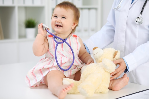 Medico e paziente felice bambino carino all'esame di salute concetto di medicina e assistenza sanitaria